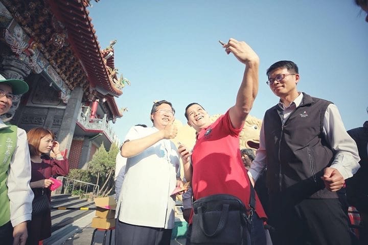 鄭文燦初一至初十將走百廟，至少要發送10萬個福袋。市民也搶照合照。 圖：桃園市政府提供