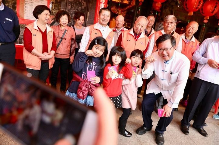 桃市長鄭文燦今（22）日上午前往大溪區中庄福德宮參香祈福，並發送「桃喜雙全（犬）」福袋給市民朋友。鄭文燦表示未來市府將持續建設大溪，讓大溪發展更加完善。 圖：桃園市政府/提供