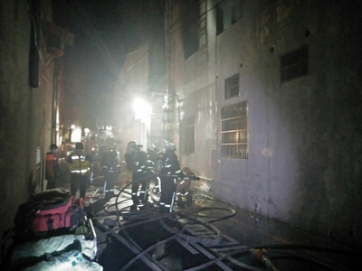 彰化和美鎮20日凌晨傳出火警意外，一間3層樓高的透
天厝突然起火，消防局獲報隨即出動10多輛消防車前往
灌救。 圖：中央社