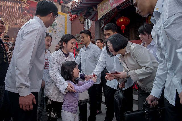 內閣改組後，TVBS民調，蔡英文總統的滿意度增至三成。圖為總統蔡英文大年初三至雲林西螺福興宮，發送新年紅包福袋。 圖：翻攝自總統府網站