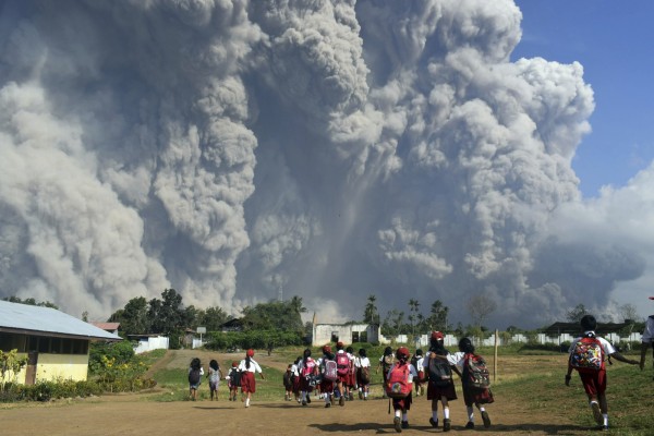 錫納朋火山是印尼目前最常爆發的火山之一。 圖：達志影像/美聯社