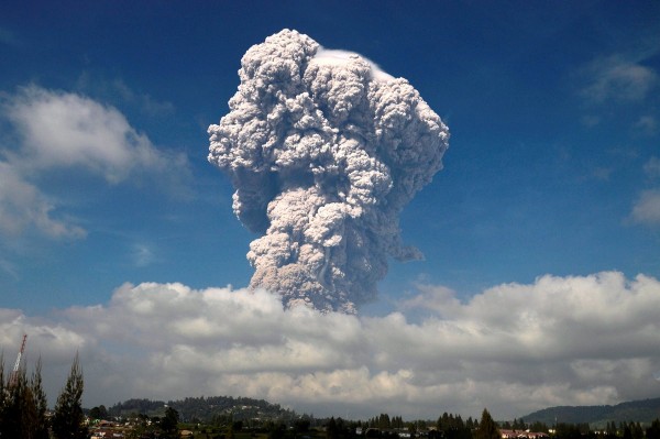 印尼蘇門答臘的錫納朋火山（Mount Sinabung）19日再次爆發。 圖：達志影像/路透社