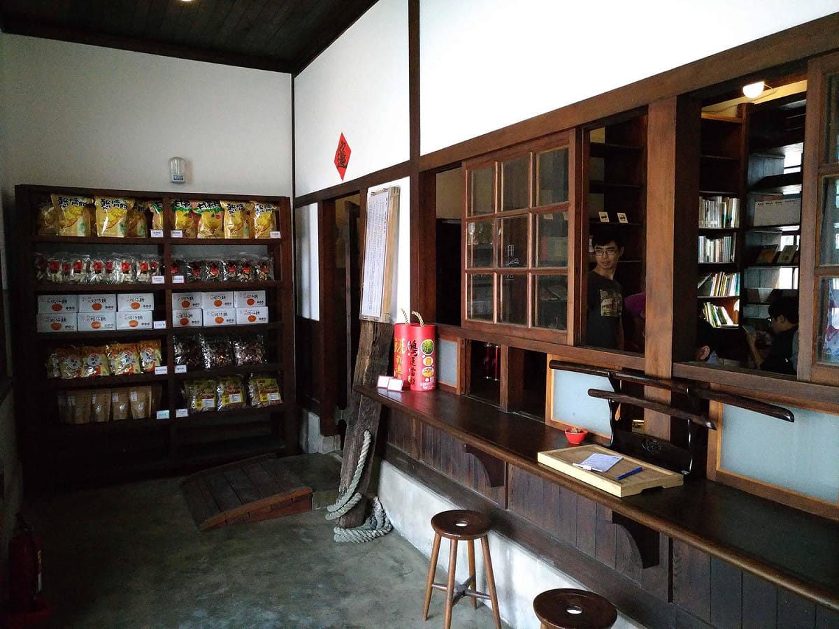 右邊是當時的櫃台，左邊的架上陳列雲林的農產品。 圖：串樓口/提供