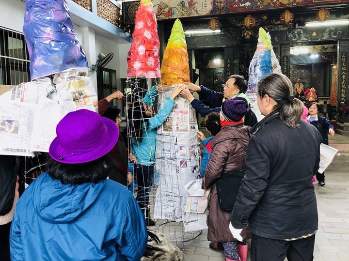 桃園市龍潭大北坑2018戀戀魯冰花季，桃園在地客籍藝術家劉經綸，帶領民眾參與製作，鍾肇政小說《魯冰花》所提到小主人公古阿明所繪製的野獸派風格繪畫。 圖：翻攝自戀戀魯冰花季臉書