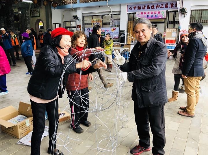 桃園市龍潭大北坑2018戀戀魯冰花季，桃園在地客籍藝術家劉經綸，帶領民眾參與製作，鍾肇政小說《魯冰花》所提到小主人公古阿明所繪製的野獸派風格繪畫。 圖：翻攝自戀戀魯冰花季臉書