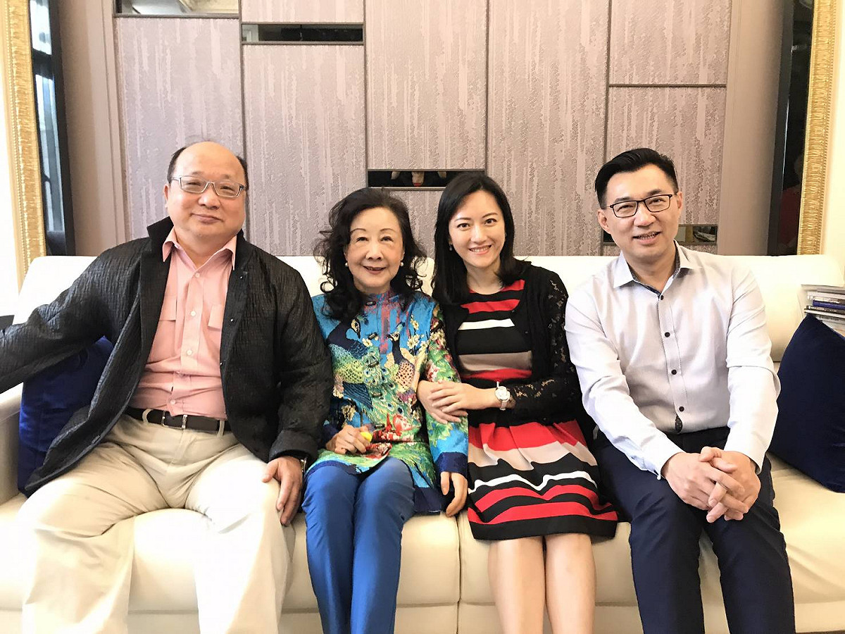 前台中市長胡志強夫婦到江啟臣家中走春。 圖：擷取江啟臣臉書