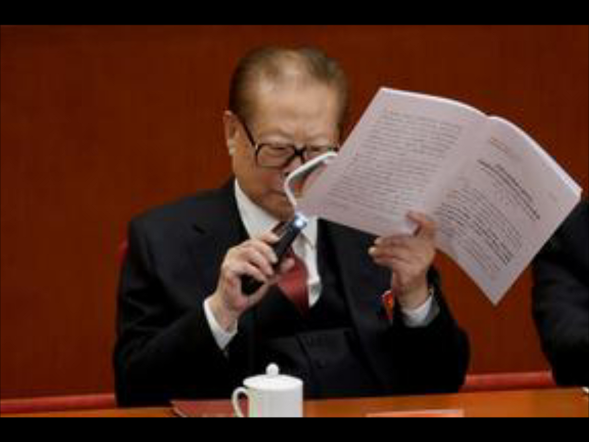 年事已高的前最高領導人江澤民，在旁人的攙扶下蒞臨十九大會場，並坐在習近平的左邊位子上。在習近平演說過程中，透過電視螢光幕，觀眾可以看見江澤民拿著一支十分有型的白色放大鏡，仔細地讀著會議資料。而這支搶鏡的德國製放大鏡，知名度瞬間大增，網路詢問度破表，蔚為盛況。 圖：達志影像/路透社