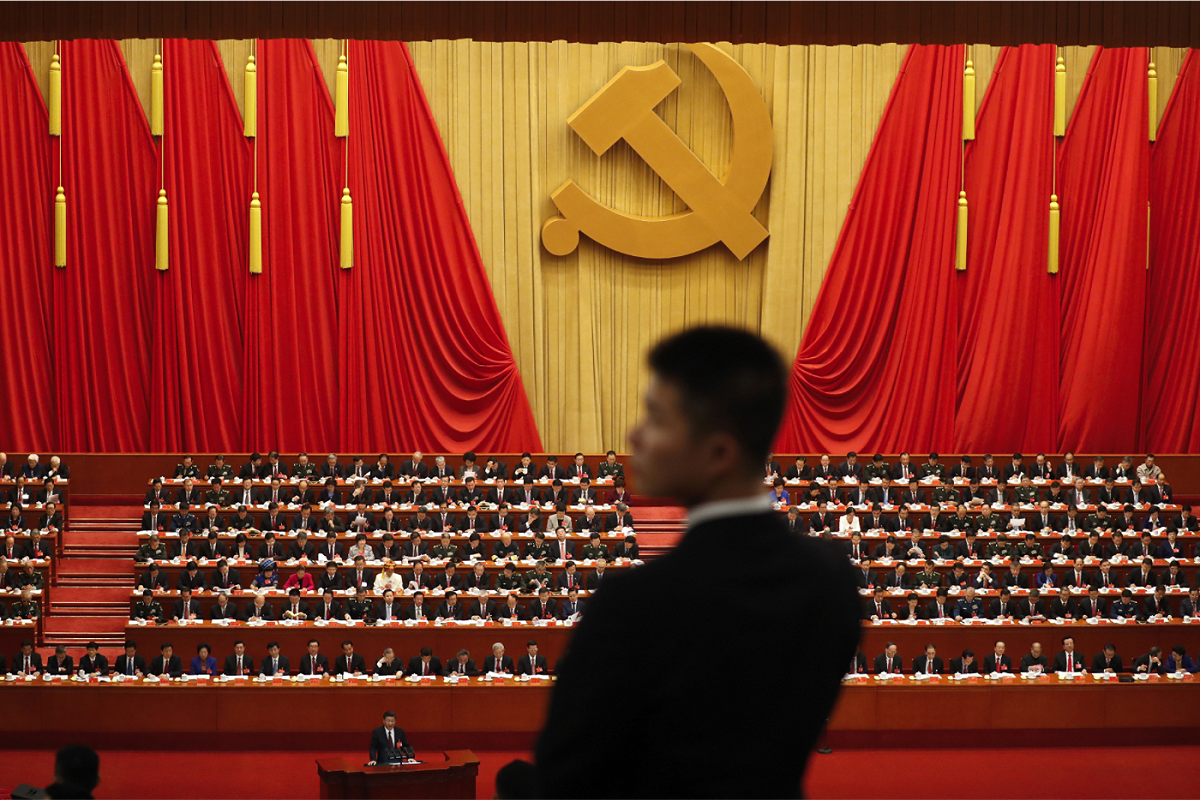 如何確保十九大會場所在的人民大會堂裡裡外外的安全能夠滴水不漏，有賴這群個個人高馬大、目光銳利的帥哥型男坐鎮。 圖：達志影像/美聯社