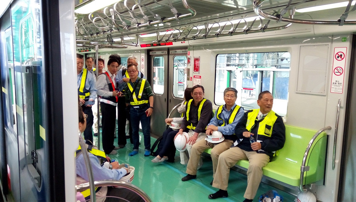 副市長林陵三日前在交通局長王義川的陪同下，乘捷運到G17烏日高鐵站，了解各系統和行控中心的整合情形。 圖：台中市交通局／提供