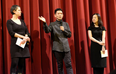台灣導演趙德胤（中）在緬甸家鄉拍攝的紀錄片「十四
顆蘋果」，當地時間19日晚在柏林影展舉行世界首映。 圖：中央社
