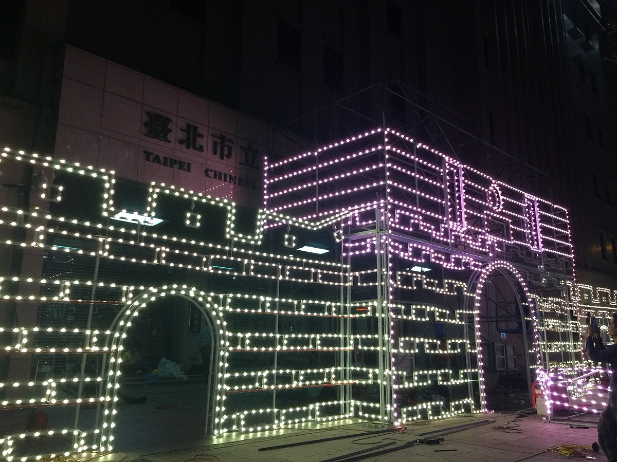 祈福燈區作品「西門城垛」還原昔日華麗的西門（寶成門）舊城牆意象。 圖：台北市觀傳局提供