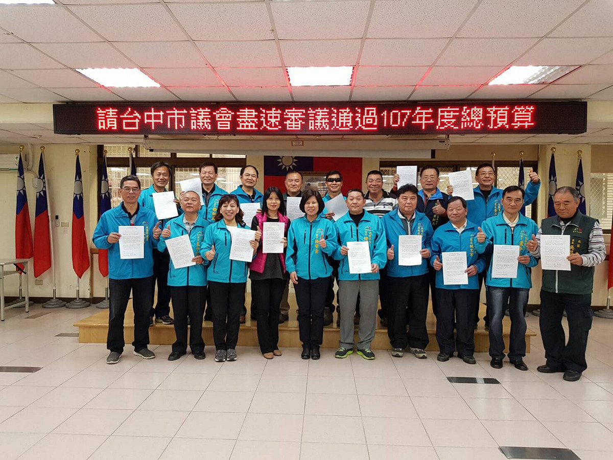 台中市有568位里長連署呼籲市議會儘速審議年度預算，圖為北區區長與里長們連署時留下的合影。 圖：台中市政府/提供