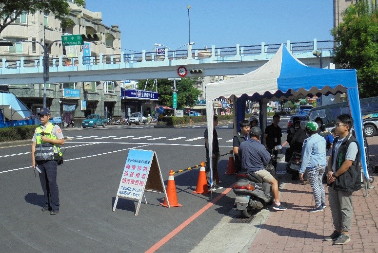 環保局依法實施機車排氣攔檢，鼓勵車主汰換高汙染車輛，原攔檢不合格者，將有7日內複檢的緩衝期。 圖：台中市環保局提供