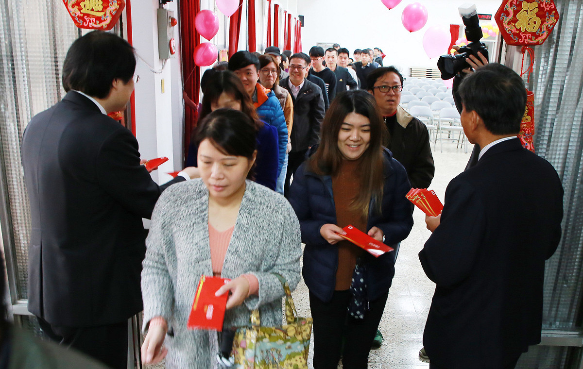 基隆市政府今日舉行新春團拜，市長林右昌與副市長林永發一起發放紅包給同仁。 圖：基隆市政府 / 提供