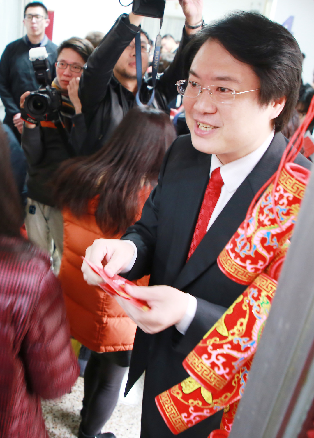 林右昌發放紅包。 圖：基隆市政府 / 提供