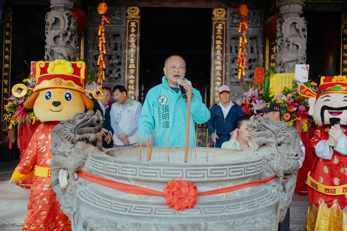 民進黨嘉義縣長黨內初選候選人張明達持續走春行程，前往各廟宇發紅包。 圖：張明達/提供