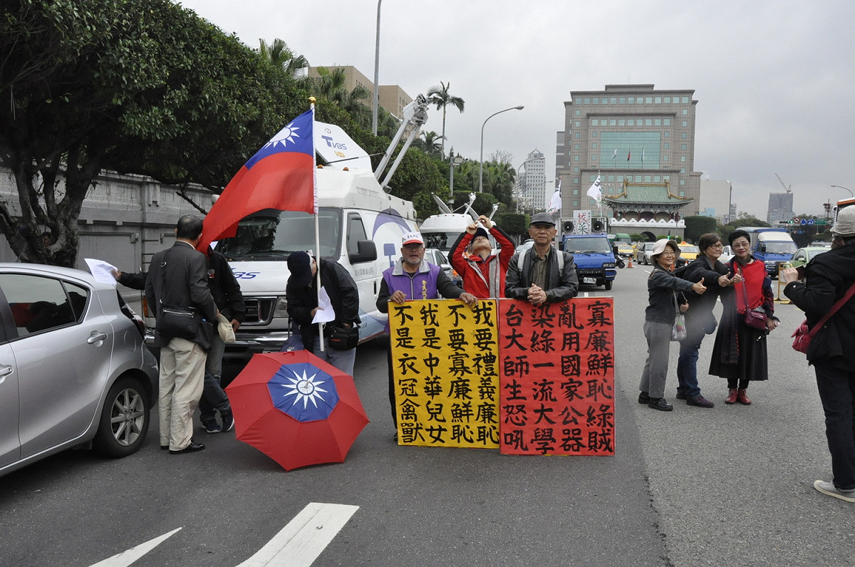 大學自主聯盟表示，民進黨政權透過中央社報導大力發送「匿名黨政人士」指稱，今日隊伍有反年改團體及拔菜總部加入，這是惡意抹黑，分化手段。  圖:陳香蘭／攝