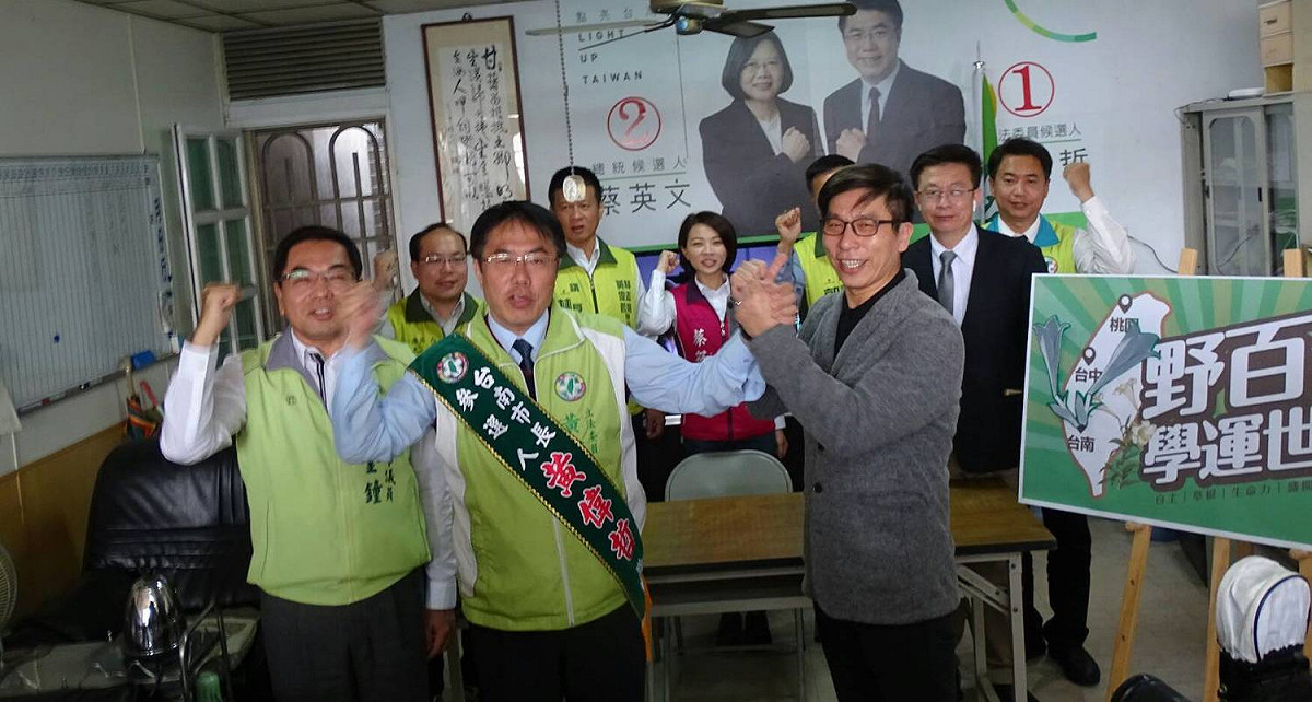 黃偉哲發表「學運世代」競選CF記者會，邀請學運世代戰友鍾佳濱，一同見證黃偉哲從1990年代野百合學運開始，便代表著人民爭取民主。 圖：黃博郎/攝