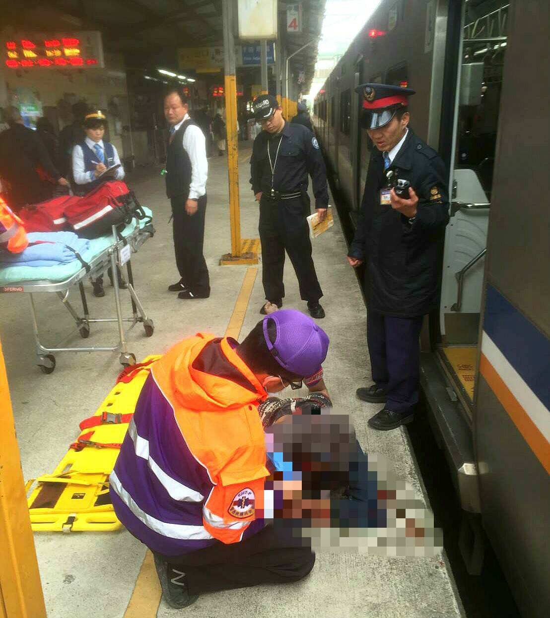 今(21)日15時32分，1204次區間車，於中壢站1股撞及一跌落股道（鐵軌）之旅客。 圖：台鐵提供