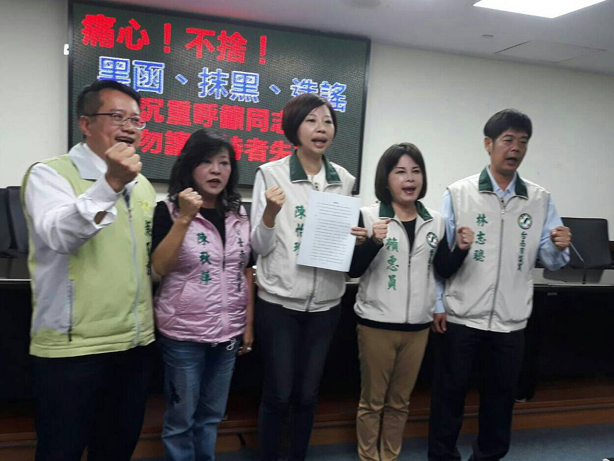 陳亭妃競選團隊舉行記者會，台南市議員陳怡珍、賴惠員、蔡旺詮、陳秋萍、林志聰呼籲民進黨中央出面制止負面選舉歪風，以免支持者失望。 圖：黃博郎/攝