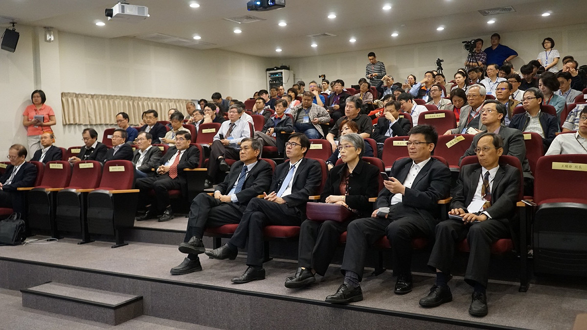 人工智慧技術正夯，迎入第四次工業革命！國研院人工智慧產學研聯盟今 (21) 日在高雄舉辦「人工智慧學校交流論壇」，立委陳其邁亦到場與會，並在會後表示，將提出「八大創新經濟策略」，以及利用智慧系統管理「食、醫、住、行」等四大產業，將高雄打造成智慧城市。 圖：陳其邁辦公室/提供