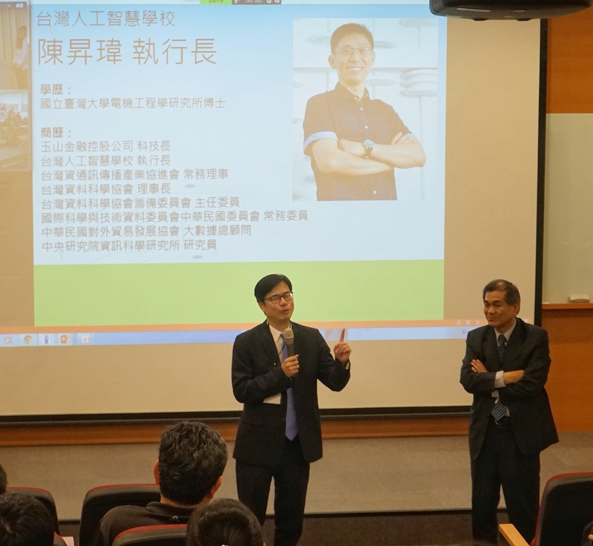 人工智慧技術正夯，迎入第四次工業革命！國研院人工智慧產學研聯盟今 (21) 日在高雄舉辦「人工智慧學校交流論壇」，立委陳其邁亦到場與會，並在會後表示，將提出「八大創新經濟策略」，以及利用智慧系統管理「食、醫、住、行」等四大產業，將高雄打造成智慧城市。 圖：陳其邁辦公室/提供