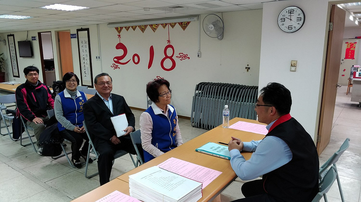 國民黨桃園市長、市議員領表、登記作業在今 (21) 天開始，今天是首日，上午就有不少國民黨人士陸續到達黨部排隊領表、搶頭香。 圖 : 國民黨桃園市黨部 / 提供