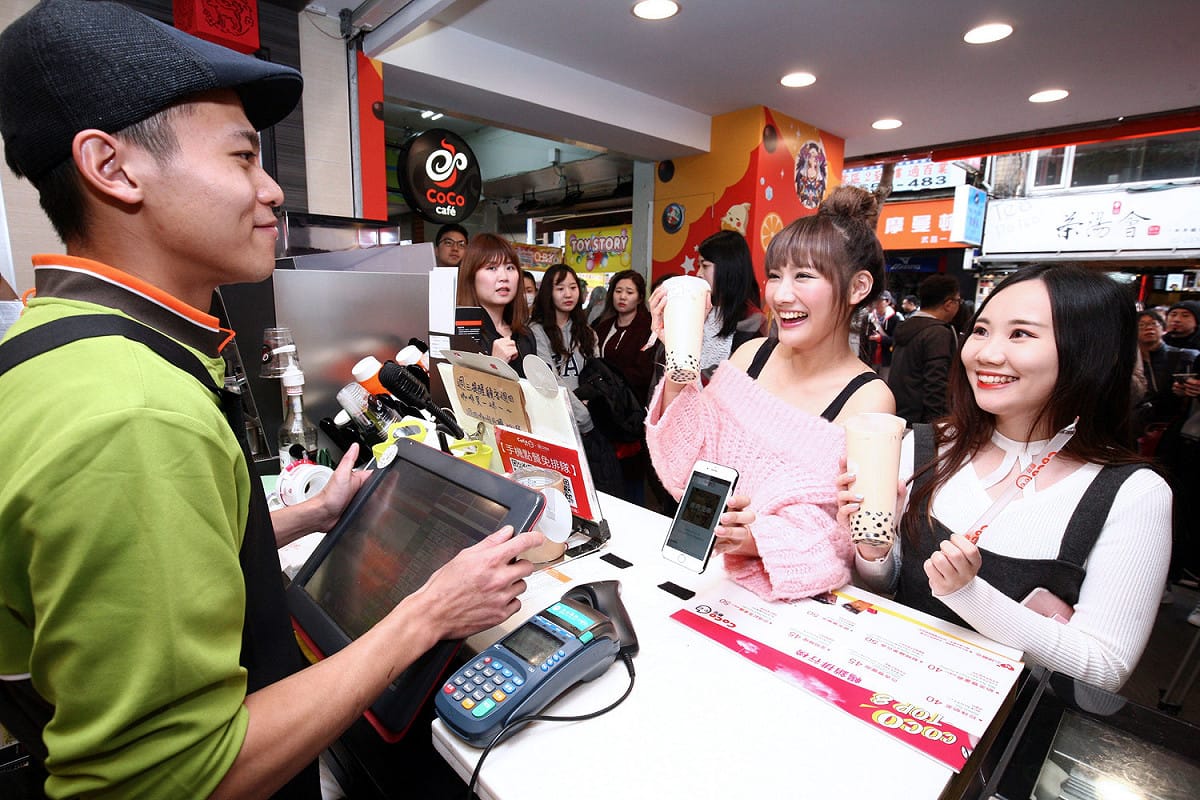 人氣YouTuber康妮、小兔崽子出席《怪物彈珠》主題店開幕，完成限定關卡搶先兌換開運珍奶送給現場玩家。 圖：怪獸彈珠/提供