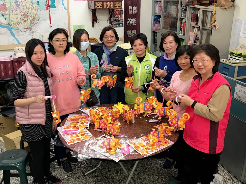 多位志工在市議員邱素貞服務處協助組裝手提燈。 圖：台中市議員邱素貞/提供