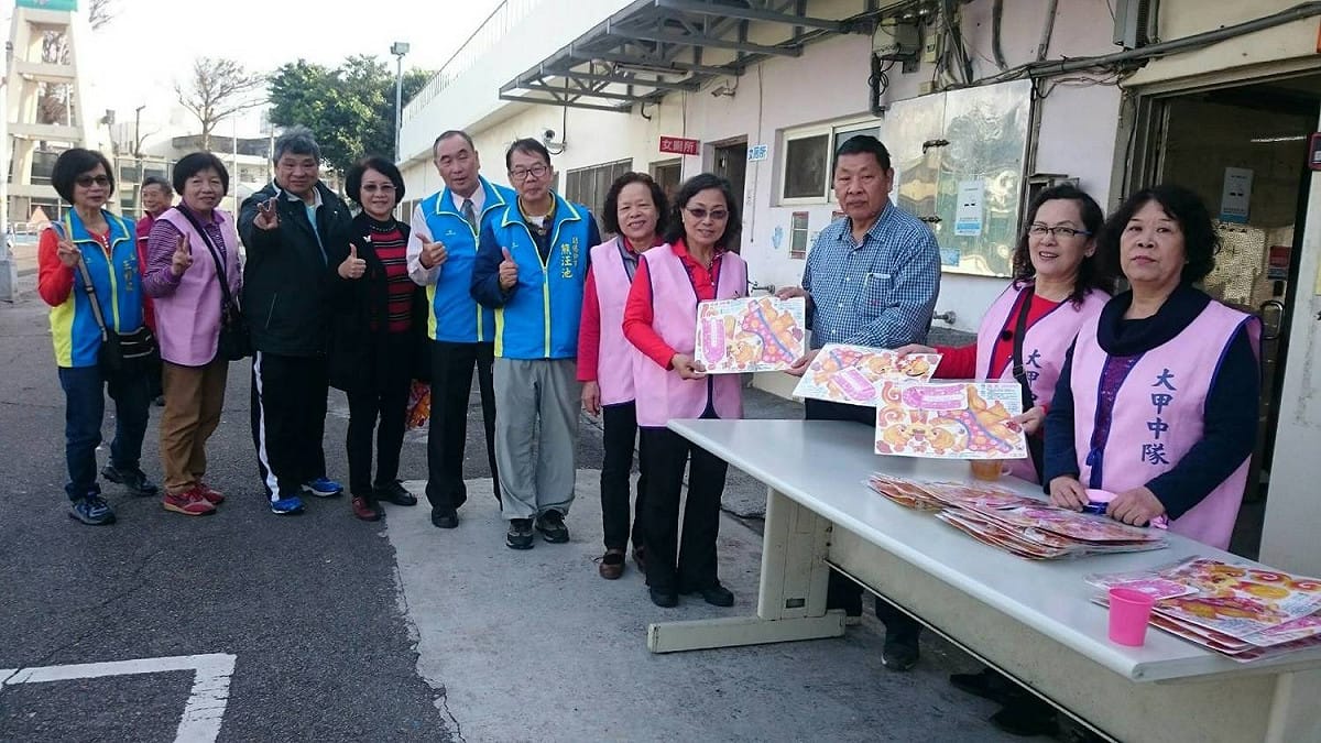 台中市議員李榮鴻自掏腰包購買小提燈送給選民。 圖：台中市議員李榮鴻/提供