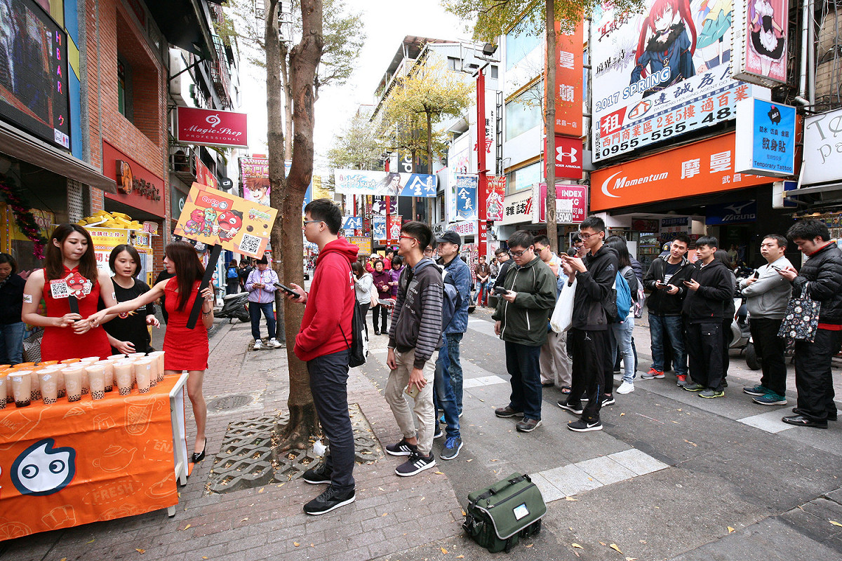 《怪物彈珠》主題店開幕，特別展開一日限定的地區冒險，吸引玩家打關卡、排隊換珍奶 圖：怪獸彈珠/提供