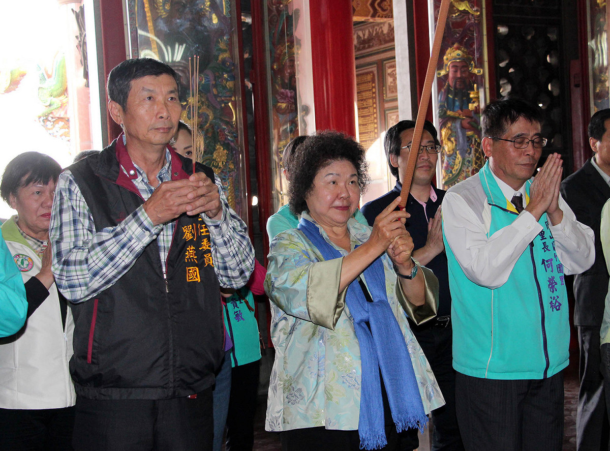 高雄市長陳菊今（21）日下午拜訪燕巢、岡山和茄萣三地廟宇，參香敬拜、為台灣祈福。 圖：高雄市政府/提供