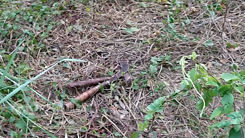 高雄市燕巢區中華路一處產業道路20日驚傳雙屍命案，兩名死者都有明顯傷口，現場也留有凶器。 圖：警方提供