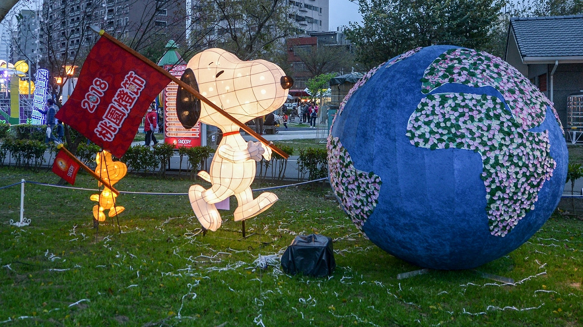 2018桃園燈節主燈史努比（Snoopy）今（21）日點燈一路亮至3月4日。三民主燈區開幕點燈 圖:桃園市府提供