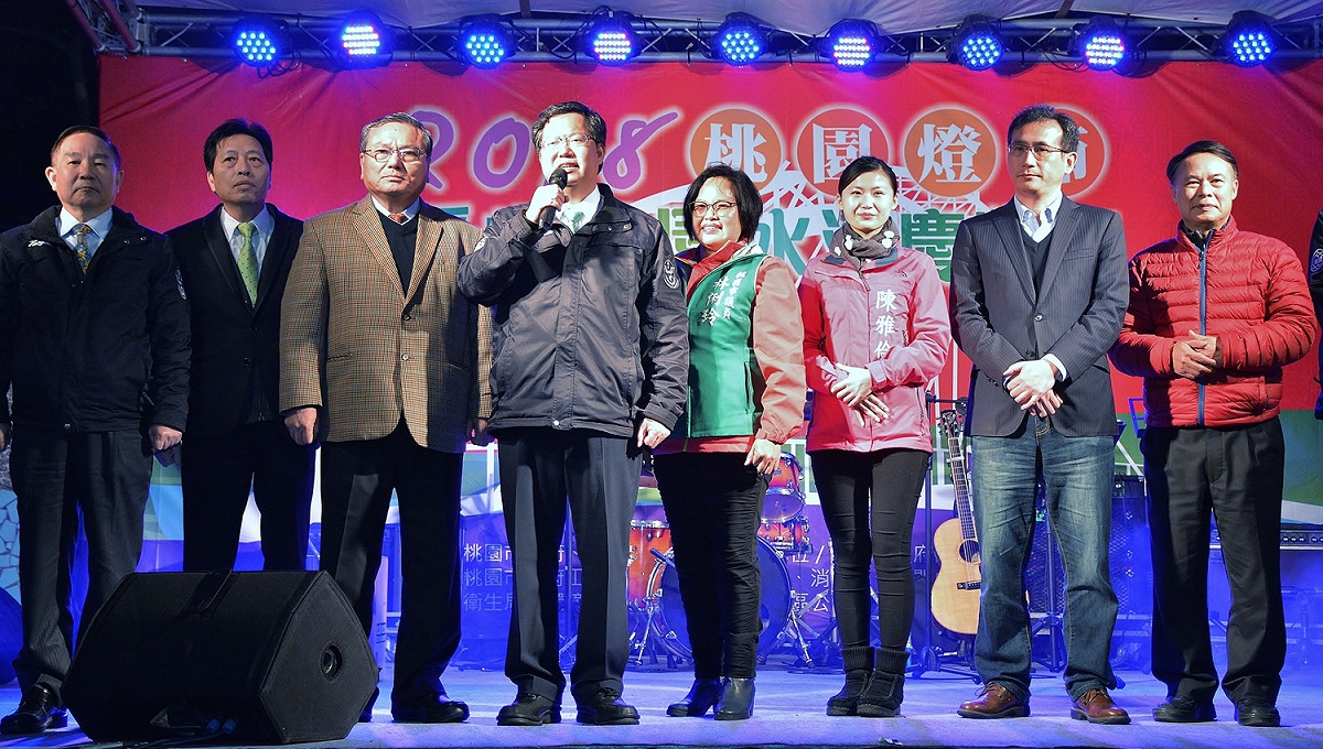 2018桃園燈節今（21）日點燈一路亮至3月4日。龜山燈區。今晚出席點燈除了桃園市長鄭文燦(左4)、還有市議員林正峰(左3)、立法委員鄭寶清(左2)、桃園市副市長王明德(左1)、鄭運鵬(右2)、市議員林琍玲(右4)等人。 圖:桃園市府提供