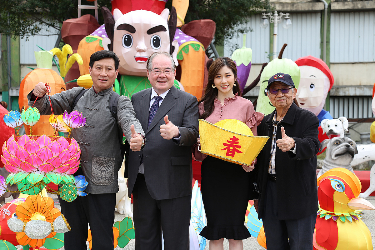 「2018新北市旺來福來祈福燈會」邀請兩岸花燈達人林健兒 (右)、顧業亮 (左)等名師，展出精彩作品，也邀請張景嵐 (右二)代言。 圖：新北市民政局提供