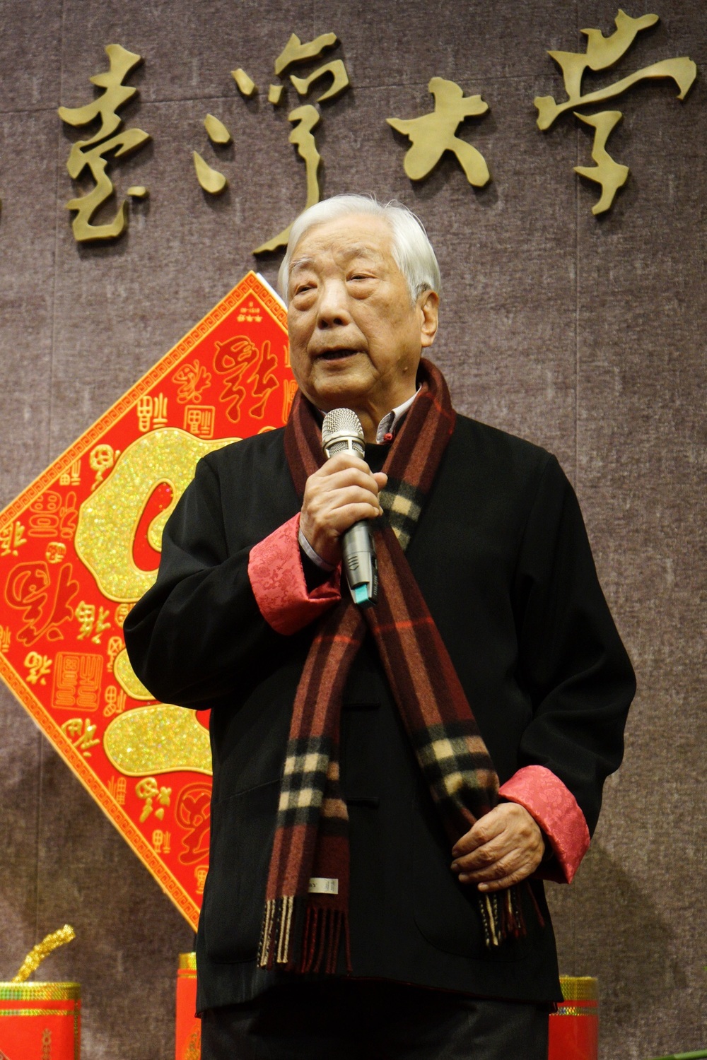 孫震直呼:蔡英文同學，您上任後作了很多事，每一件是都是傷害國家，我不願意說這些事，但你自己看看民調；台大校長遴選案遲遲不核定，這到底是打墼管中閔呢?打墼台大或是打擊台灣高等教育呢?這事將打擊蔡英文的威信！ 圖：張良一/攝