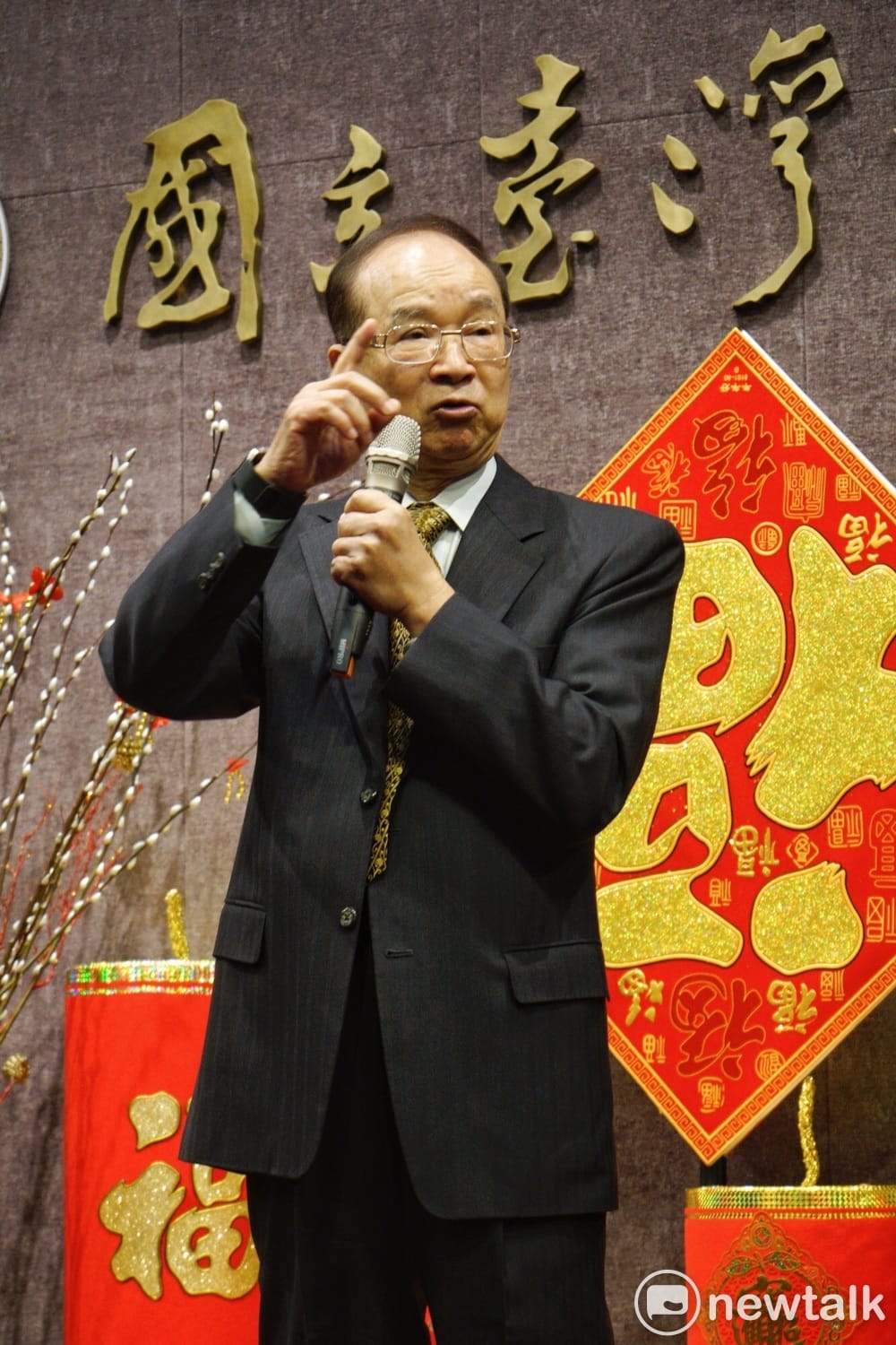 台大前校長陳維昭（右）出席台大新春團拜，並在會中猛烈炮轟教育部遲遲不發聘書給新任校長管中閔；但又稱今天不適合代表台大校長遴委會發言。 圖：張良一/攝