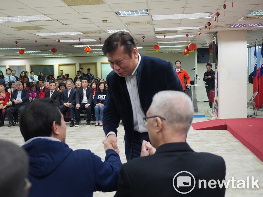 張顯耀上午主動向前與馬英九握手致意。 圖：趙婉淳／攝