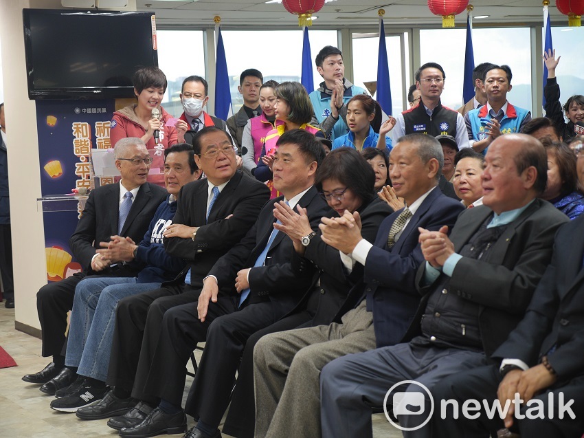 國民黨台北市黨部上午舉行新春團拜，黨內大老齊聚一堂。 圖：趙婉淳／攝