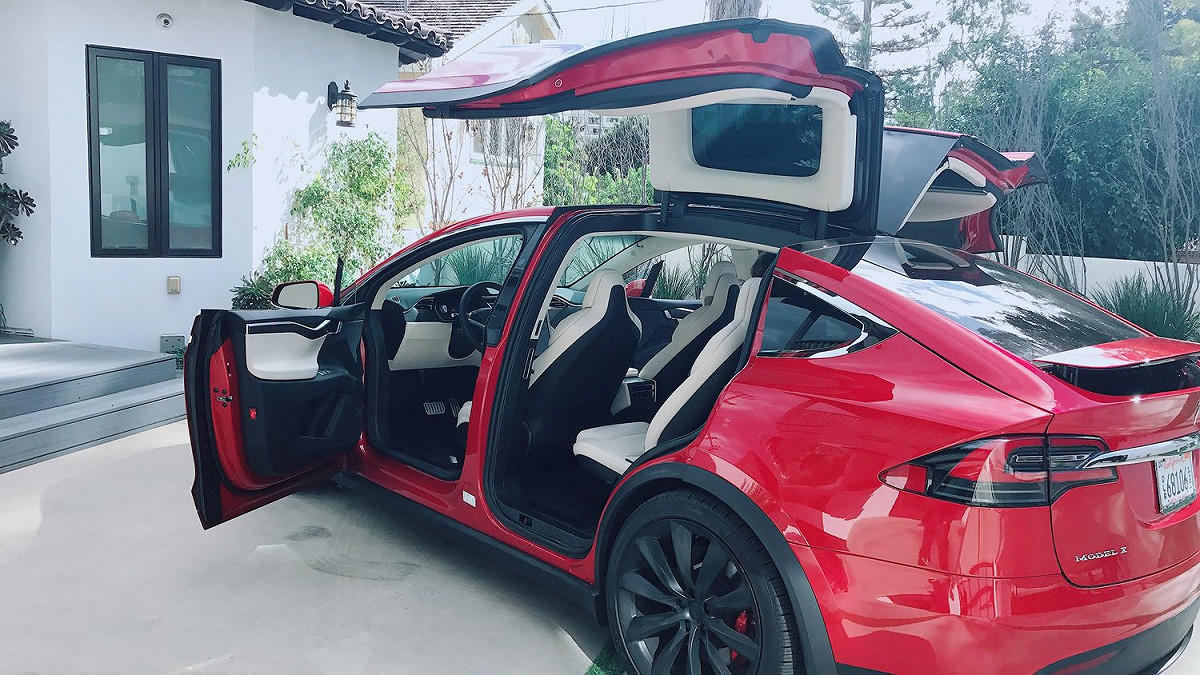 特斯拉Model X 車款，一台要價從409萬至664萬台幣不等。 圖：翻攝自 SeungHoon Heo ‏ 推特