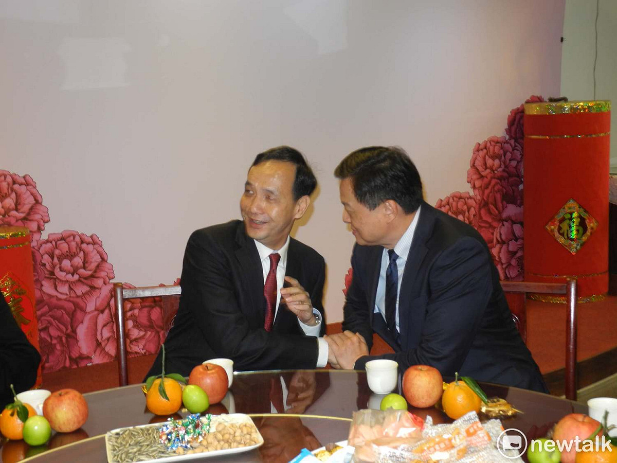 周錫瑋今天參加國民黨中和區黨部團拜受訪透露，朱立倫去年曾經3度與他分別有超過一小時的晤談。圖為2月22日，新北市議會新春團拜，朱立倫、周錫瑋及侯友宜都到場，朱、周兩人三度握手，互動非常熱絡。 圖：王峻昌／攝（資料照片）