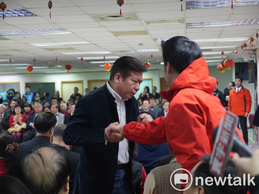 張顯耀一到會場時，主動和蔣萬安握手與咬耳朵。 圖：趙婉淳／攝