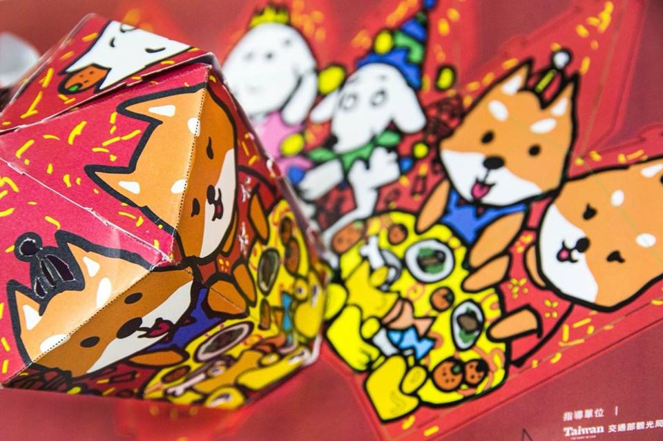 屏東綵燈節2月5日正式點燈，迎合今年戊戌狗年，年度小提燈特別手繪柴犬、牛頭梗及米克斯等6隻可愛的小狗一起吃團圓飯，取名「六六旺福」。 圖：i屏東～愛屏東FB粉絲專頁提供