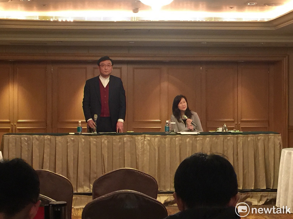 辜嚴倬雲的三女兒辜懷如（右）今（22）日下午3點半偕同律師李念祖召開記者會。 圖：謝莉慧/攝