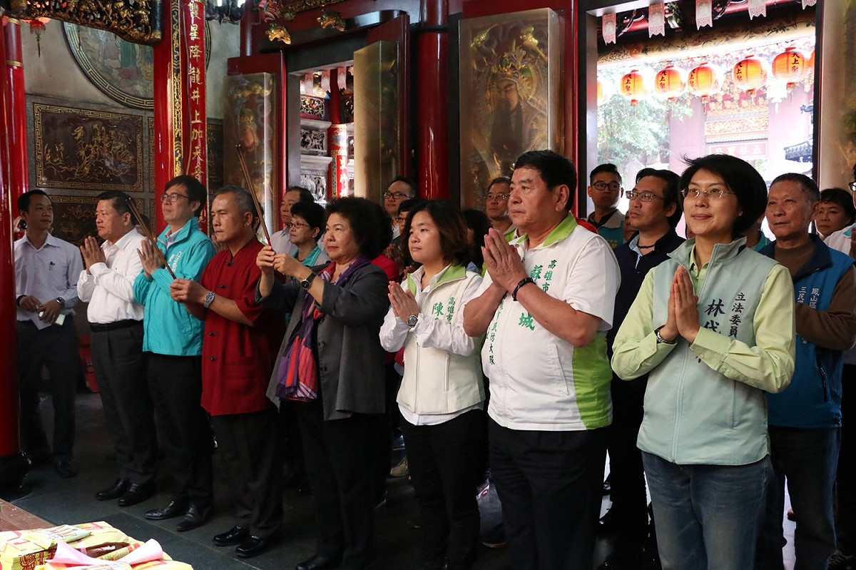 狗年旺旺迎新春，高雄市長陳菊今(22)上午至鳳山雙慈亭參香祈福。 圖：高雄市政府/提供