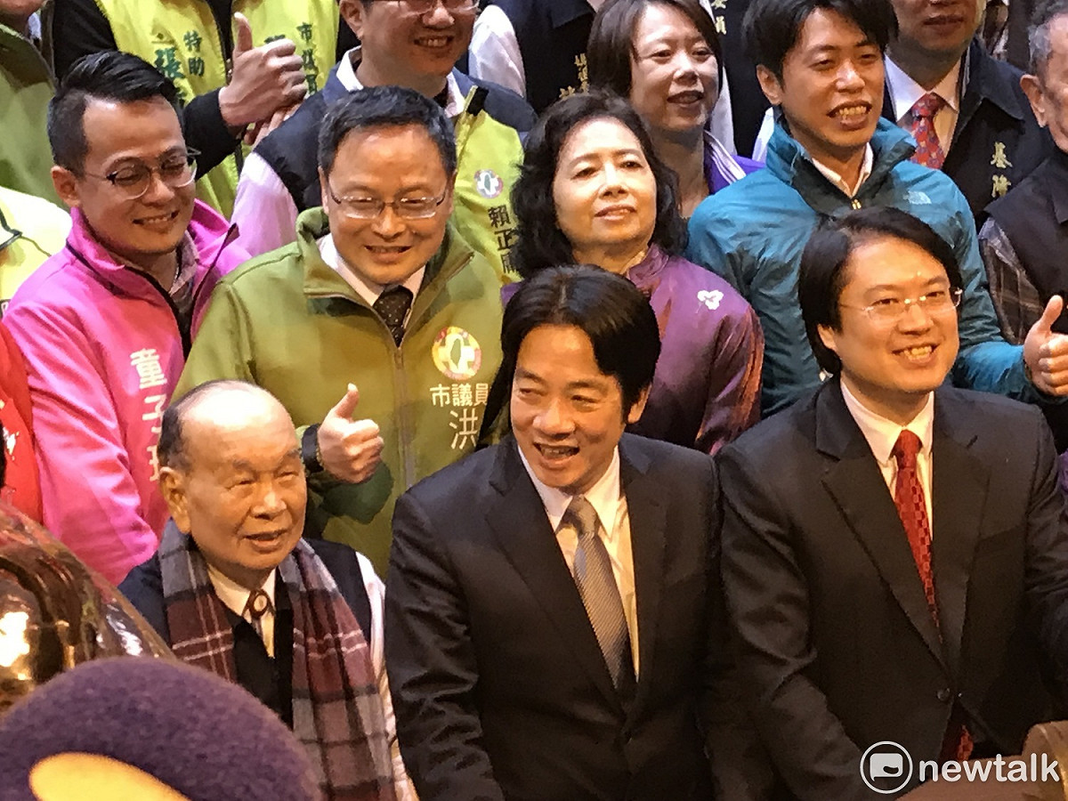 行政院長賴清德、市長林右昌與廟方大合照。 圖：周煊惠 / 攝