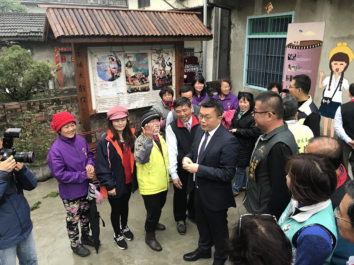 蔡其昌今天在市議員何文海、張耀中、南屯區長程泰源、張廖萬堅立委團隊及多位地方里長陪同下，前往南屯區成興宮參拜，受到熱烈歡迎。同時發送新年1元小紅包「幸福壹路旺」，祝福大家在新的一年都能事事順利，好運旺旺來。 蔡其昌辦公室/提供