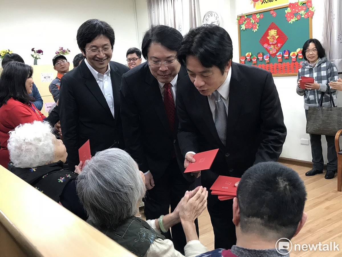 行政院長賴清德、基隆市長林右昌、立委蔡適應今日前往位七堵失智老人團體家屋暨日照中心參訪，賴清德也發紅包給現場長者。 圖 : 周煊惠 / 攝