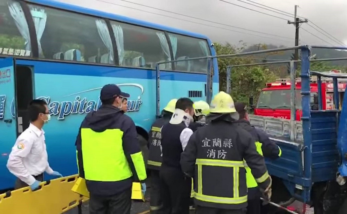 首都客運武陵農場櫻花季專車今(22)日上午8時5分許在宜蘭縣台七線104K處與一自小貨車發生擦撞。 圖 : 翻攝自Youtube